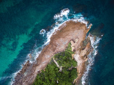 一座绿树成荫的岛屿的航空摄影